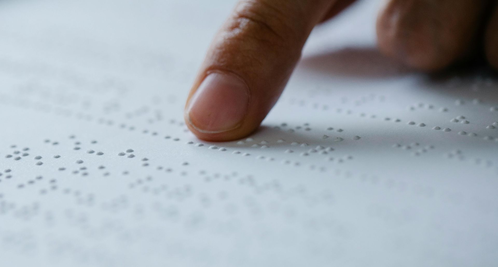 Persona che scrive in braille