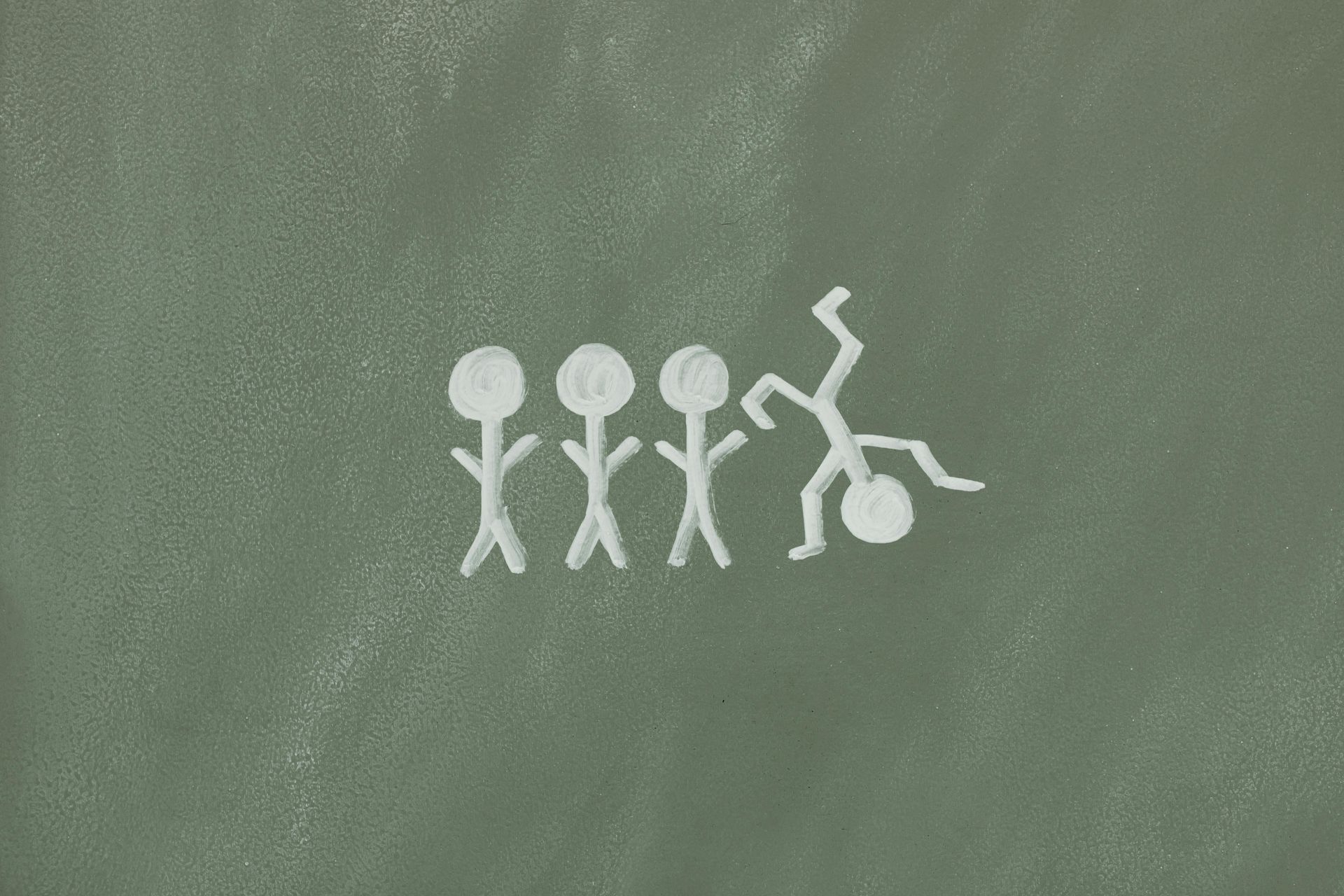 Quattro figure stilizzate, una che fa la verticale, disegnate in bianco su una superficie verde.