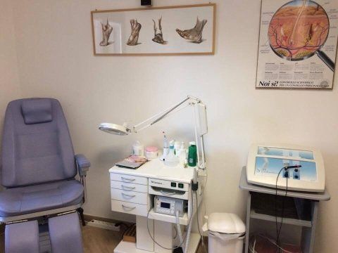 sala del centro estetico attrezzata con strumenti per la podologia