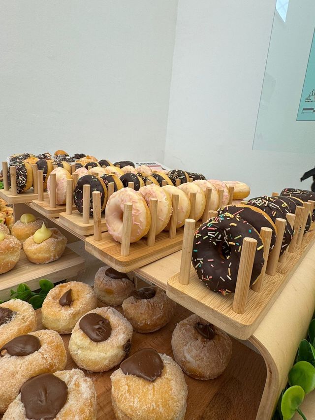 buffet con donut e cookies