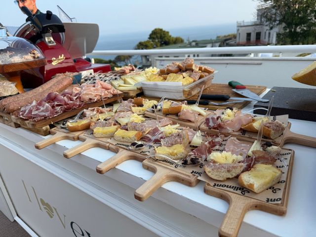 allestimento buffet con formaggio e salumi