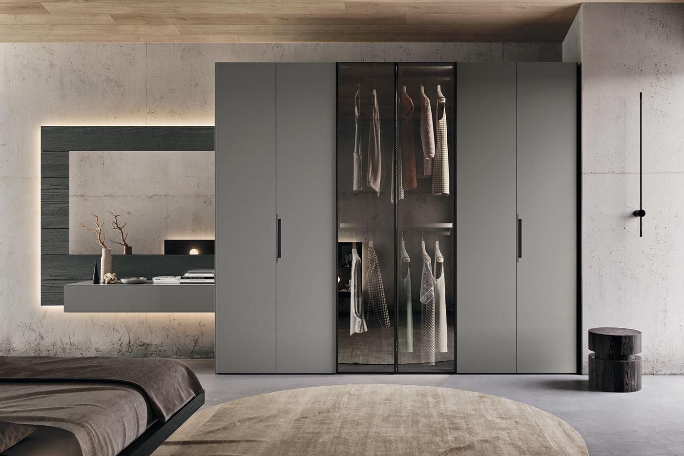 armadio SANTA LUCIA con ante laccato e vetro. a sinistra zona trucco.