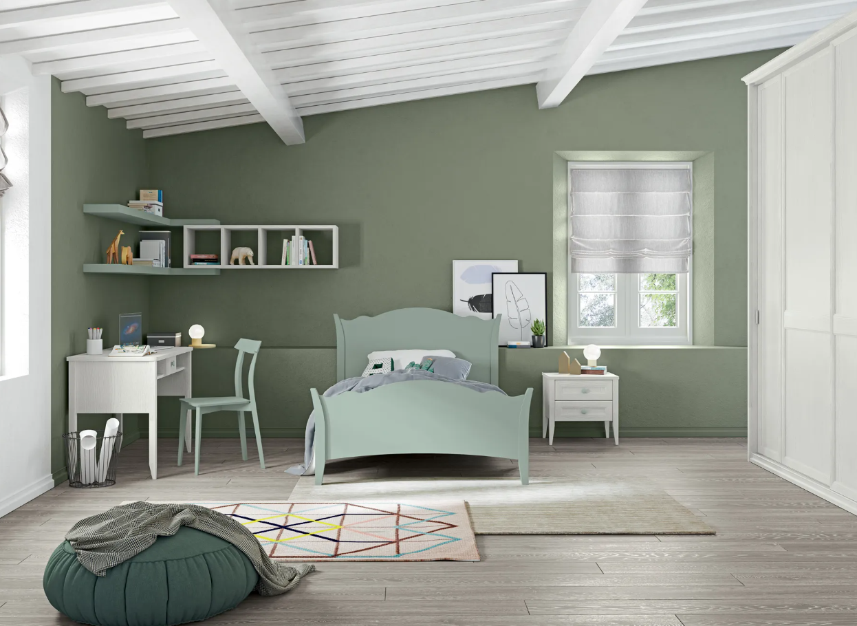 Cameretta COLOMBINI CASA modello ARCADIA. Cameretta dallo stile classico con letto singolo, comodino con gambe e zona scrivania.