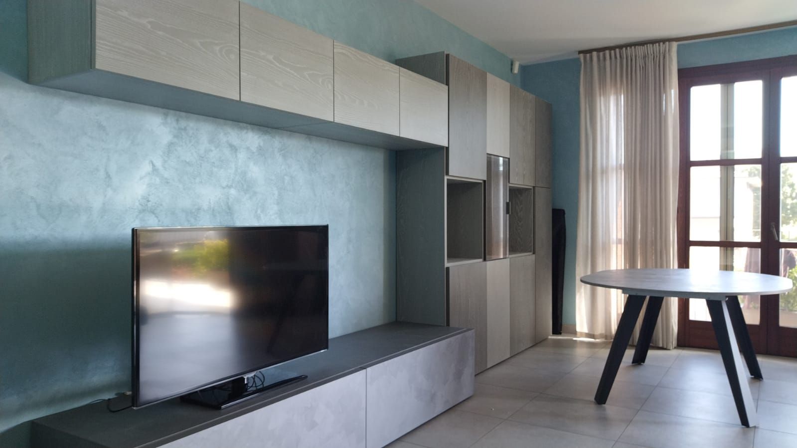 Progetto soggiorno Palazzolo Milanese, realizzato con il Brand Mobilgam, in vero legno Decapè e laccato spatolato. tavolo modello Convivio Easyline.