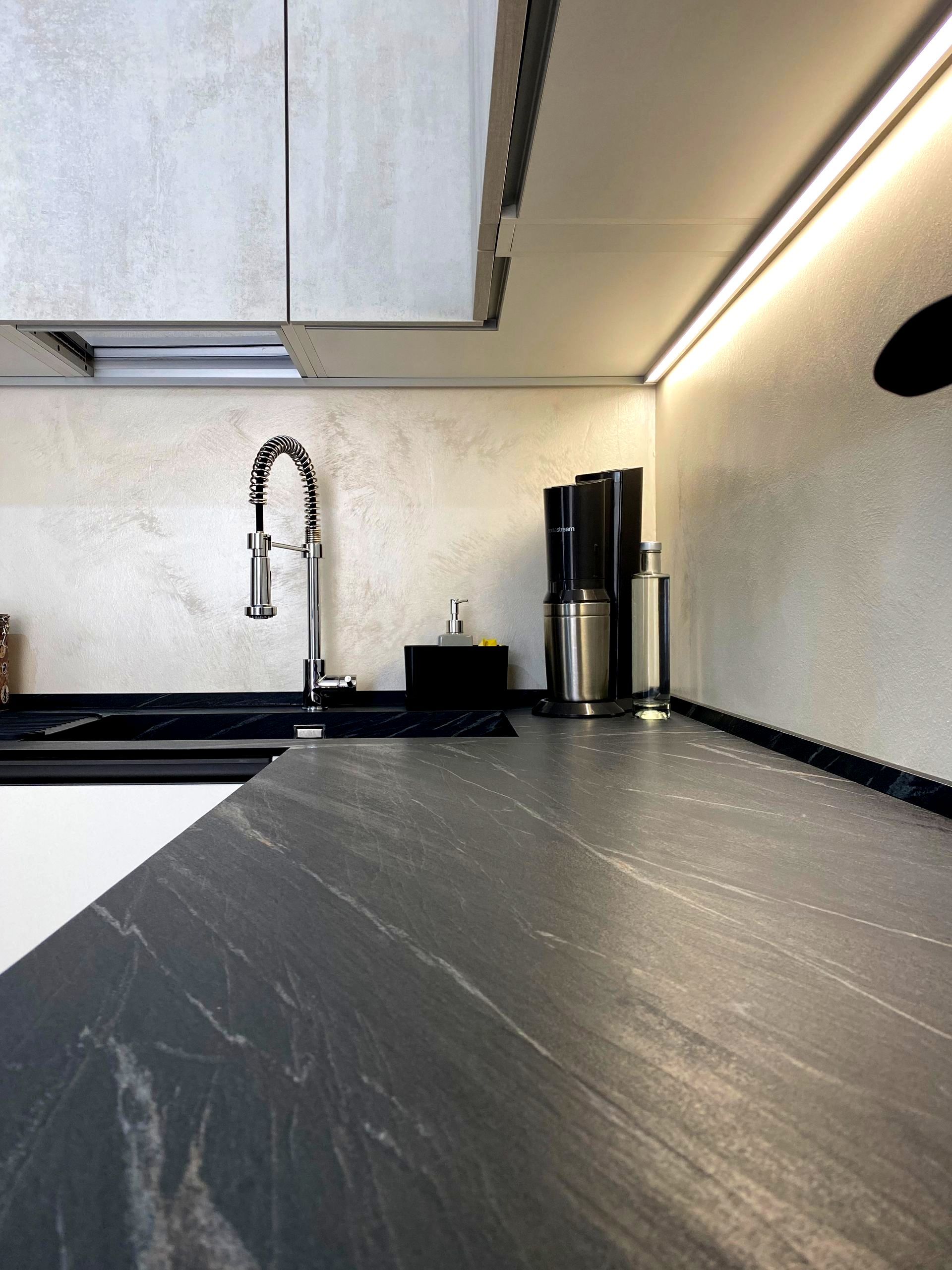 particolare di una cucina Dibiesse modello Spring gola. top realizzato in hpl del brand solid top in nero ardesia.