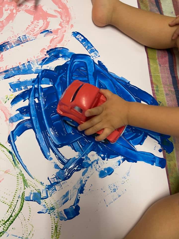 bambino che gioca con macchina