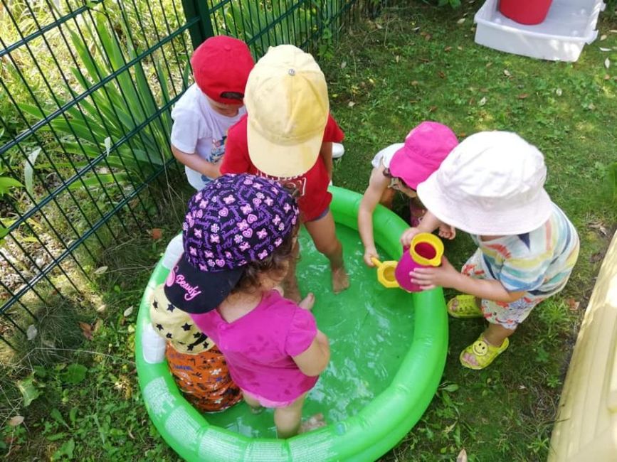 bambini che giocano in una piscina gonfiabile