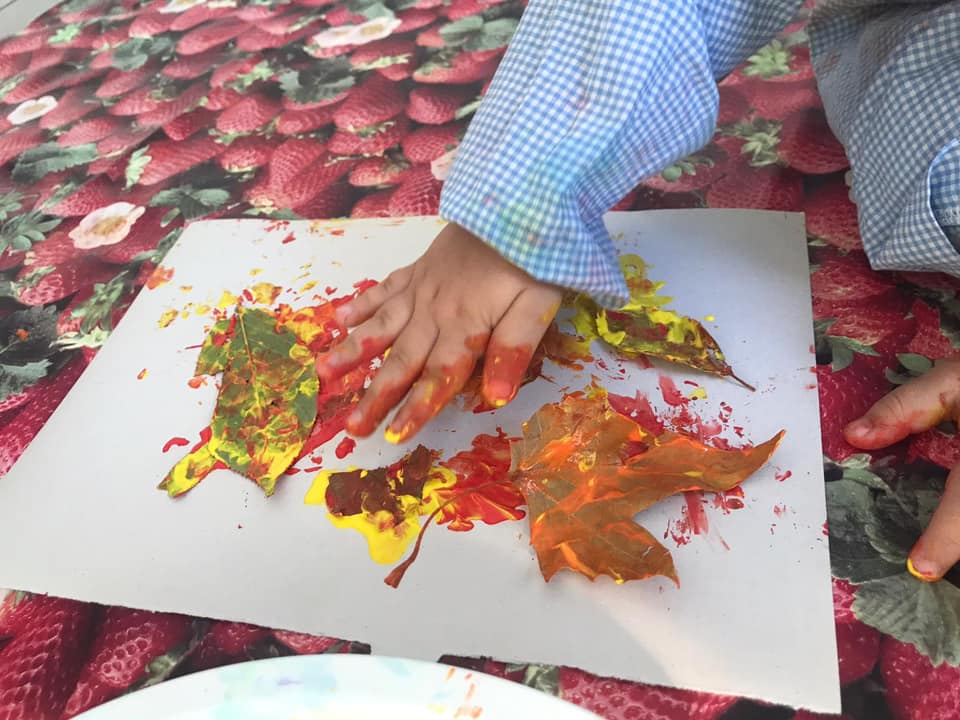 bambino che colora le foglie