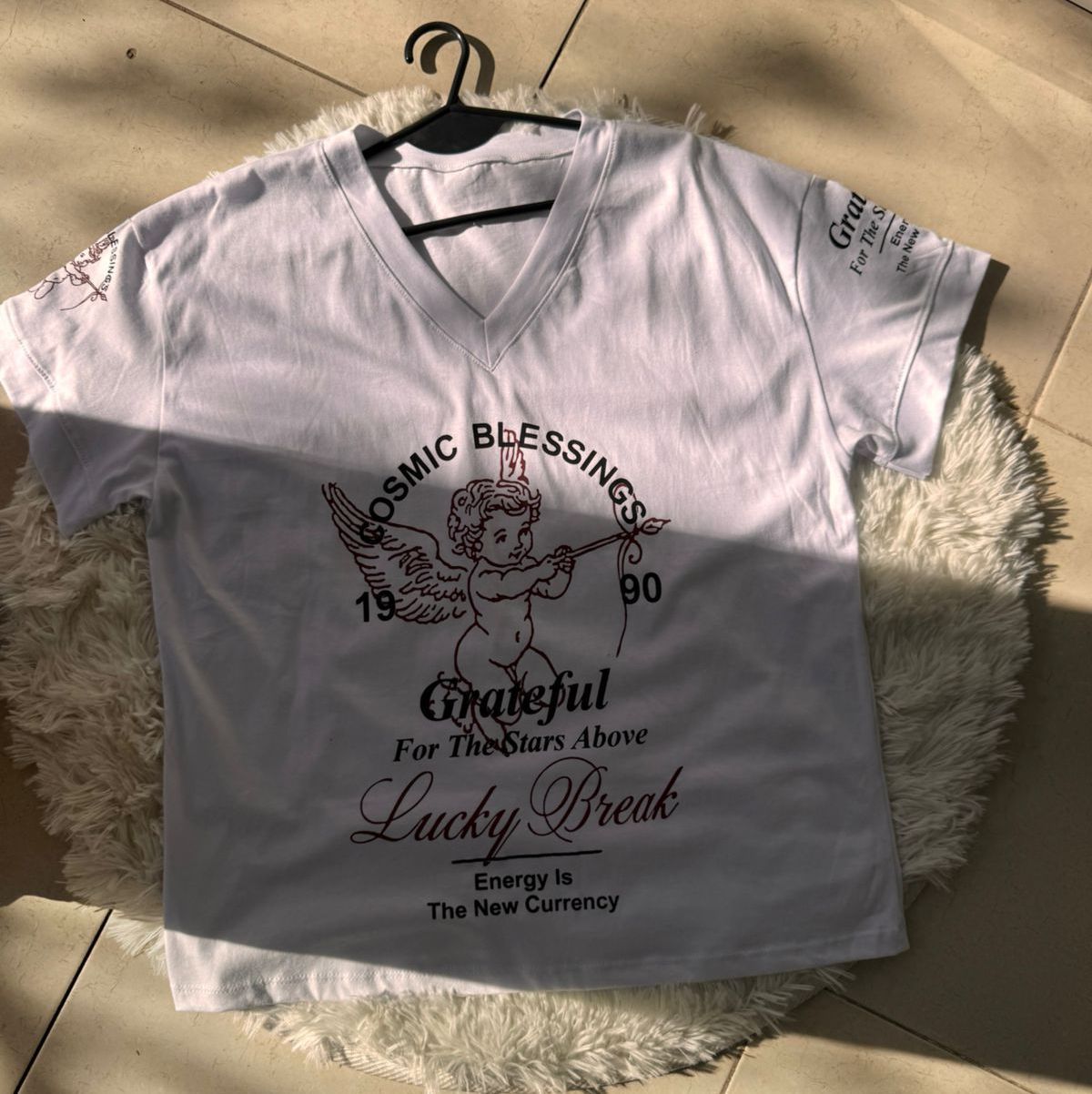 Camiseta blanca con cuello en V con gráfico de ángel y texto
