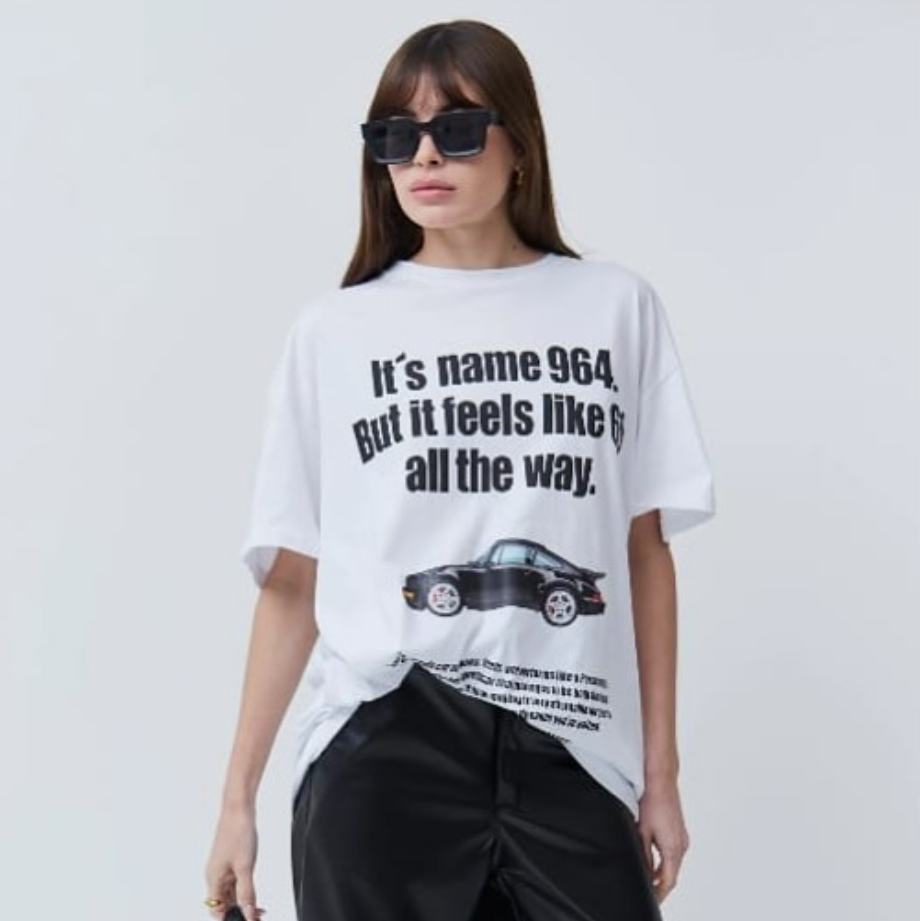 Mujer con gafas de sol, camiseta blanca con gráfico de Porsche