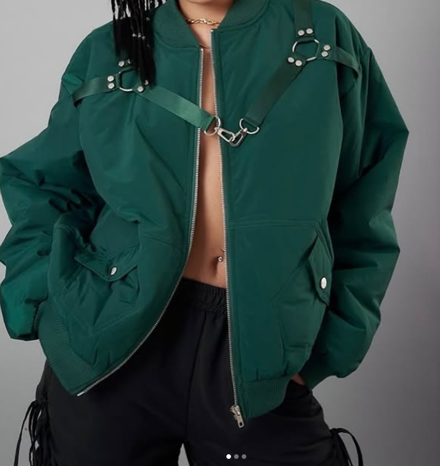 Mujer con chaqueta bomber verde con arnés