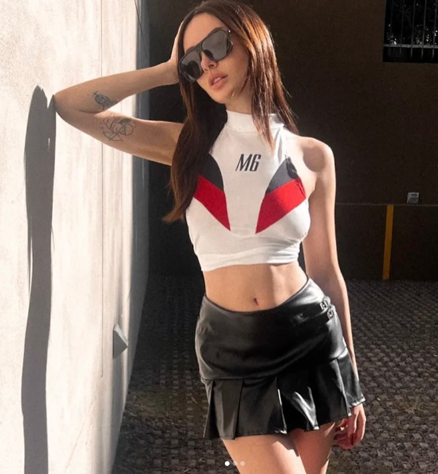 Mujer con gafas de sol, top corto y falda de cuero