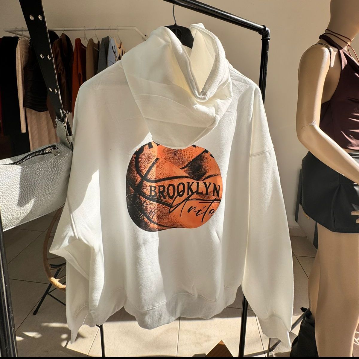 Sudadera blanca con diseño de baloncesto de Brooklyn