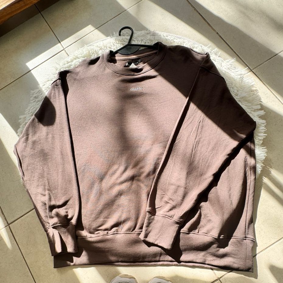 Sudadera marrón en una percha negra