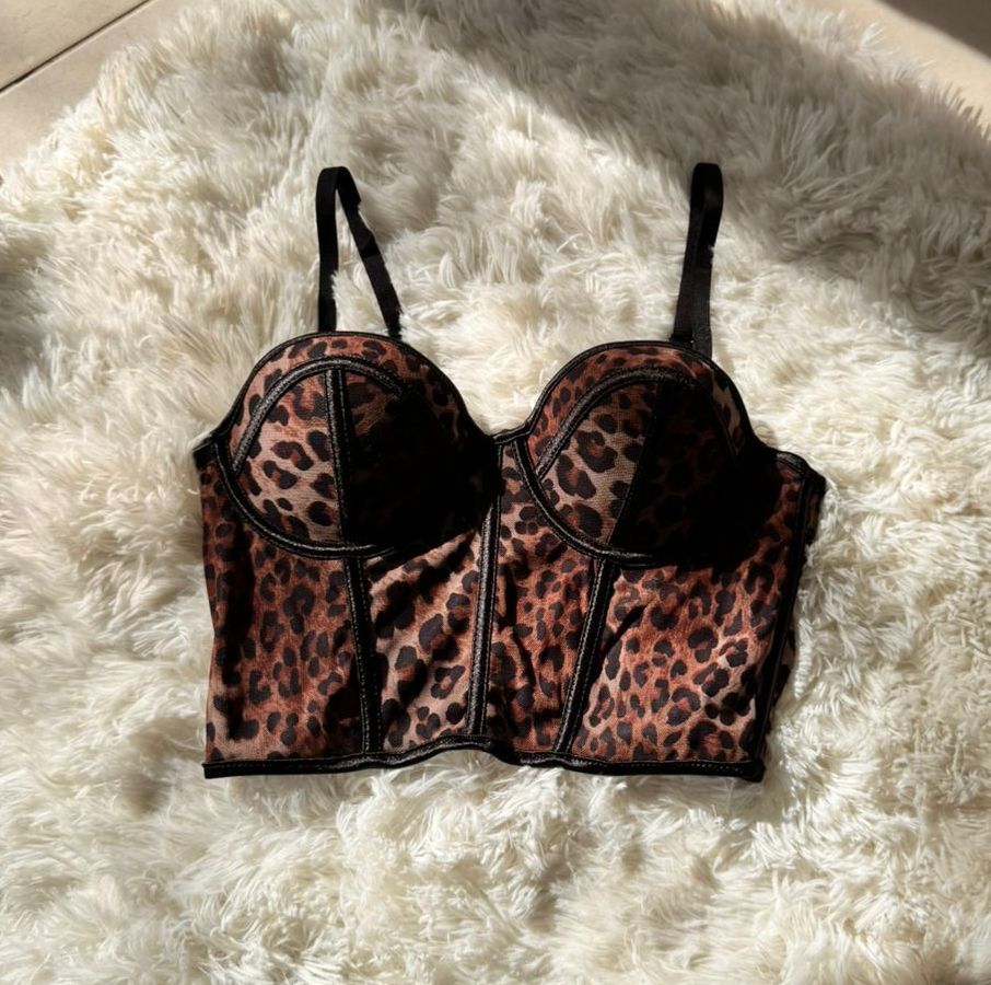 Top corsé con estampado de leopardo, ribete y tirantes negros