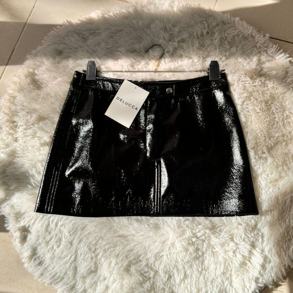 Minifalda de charol negro
