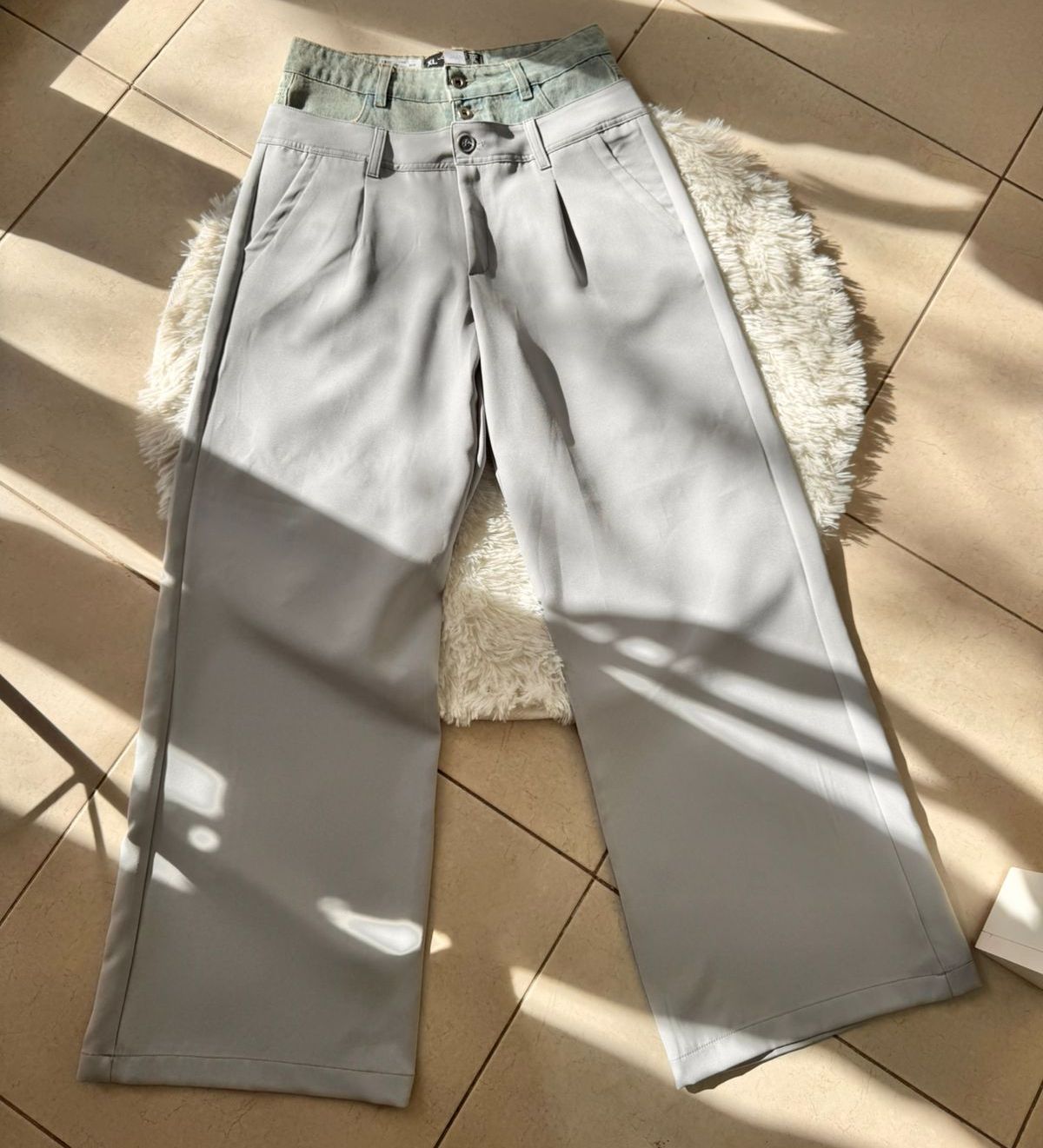Pantalones grises de pierna ancha con cinturilla verde claro