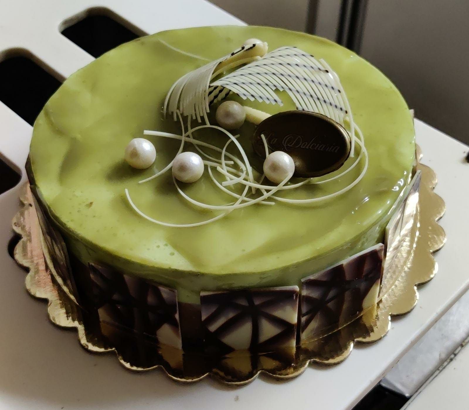 torta con fiori e glassa rosa