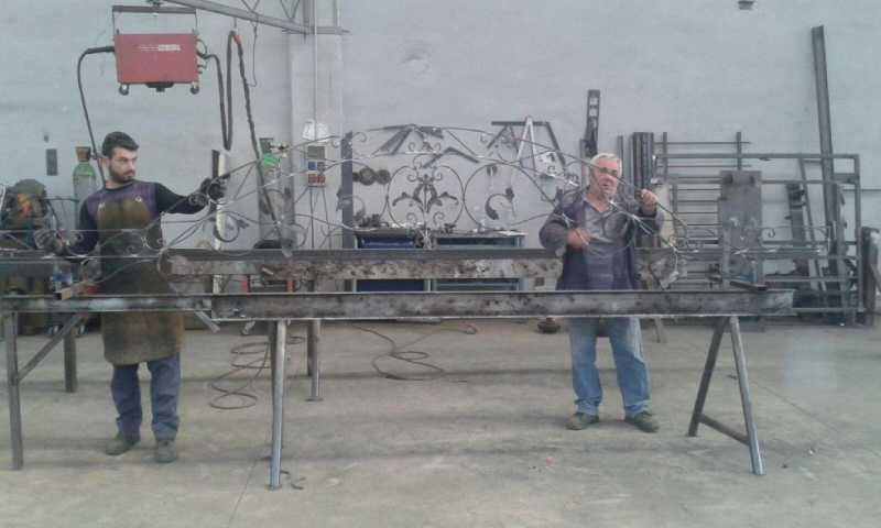 Due operai durante la lavorazione del ferro