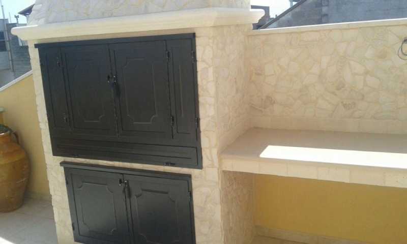 Portello in ferro di un forno