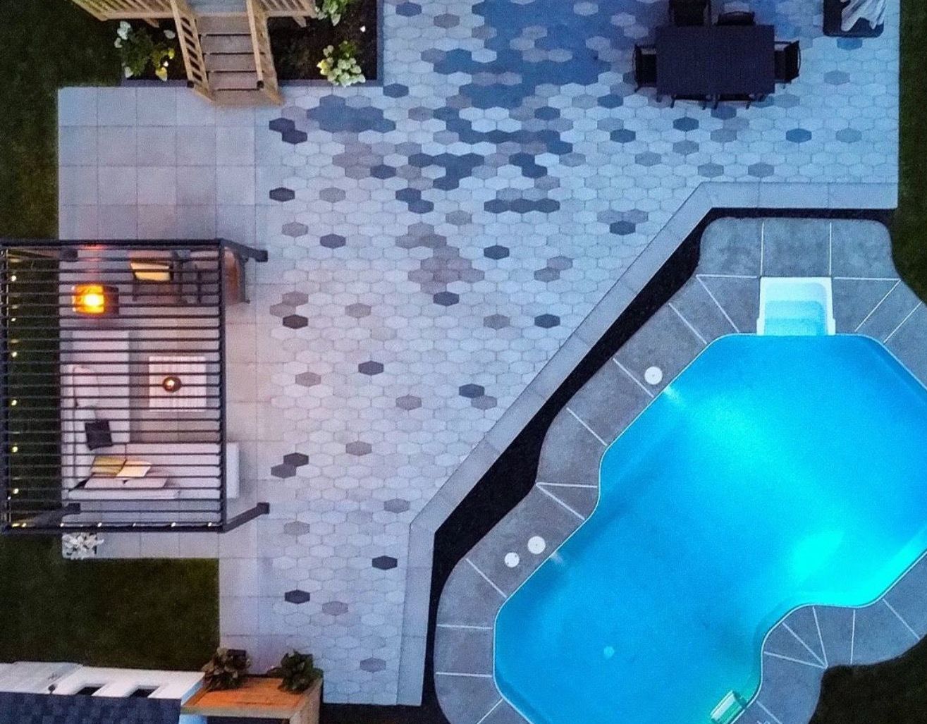 Une vue aérienne d'une cour arrière avec piscine