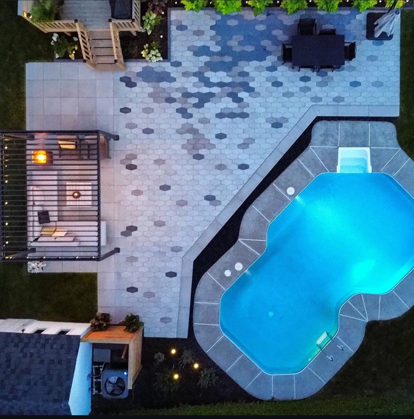 Une vue aérienne d'une cour arrière avec piscine