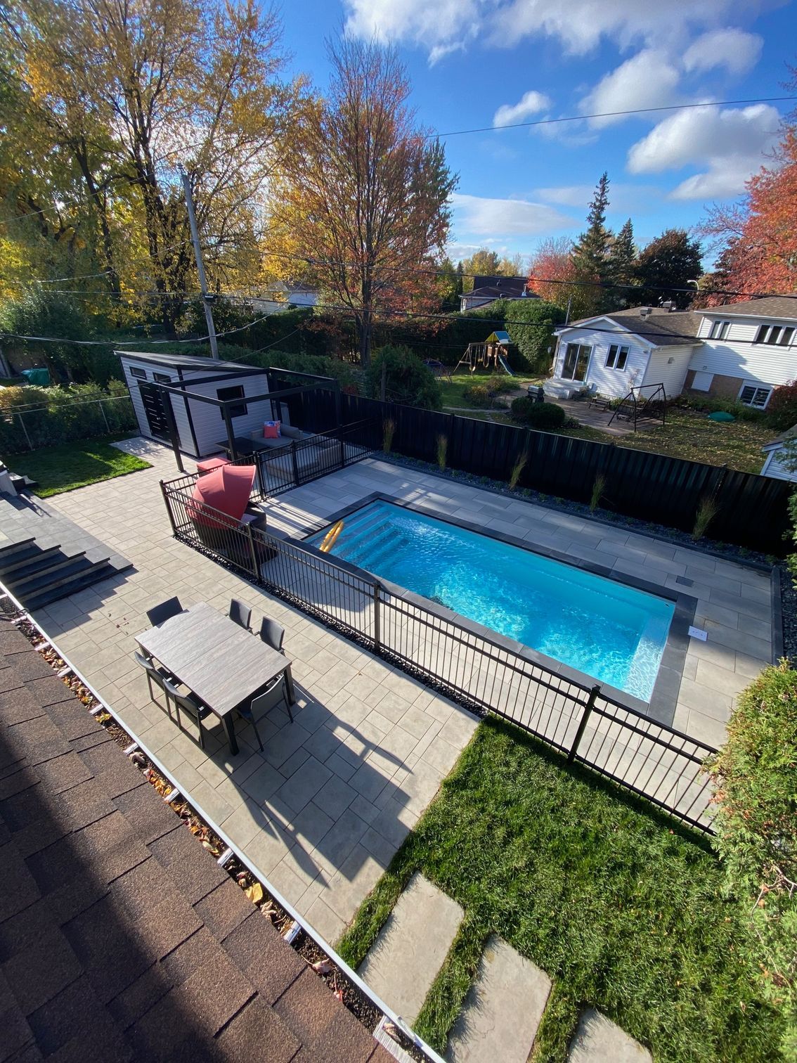 Une vue aérienne d'une cour arrière avec une grande piscine.