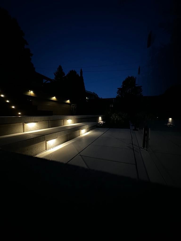 Une personne descend un escalier la nuit.