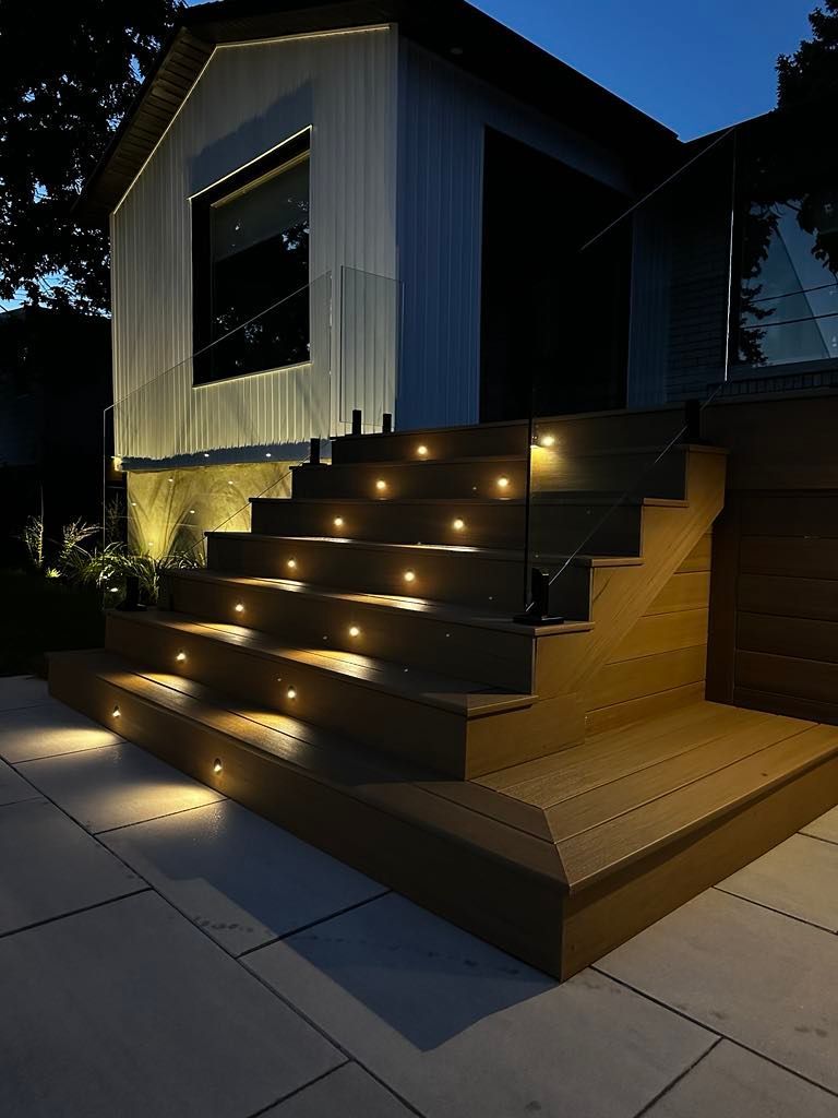 Une maison avec des escaliers éclairés la nuit