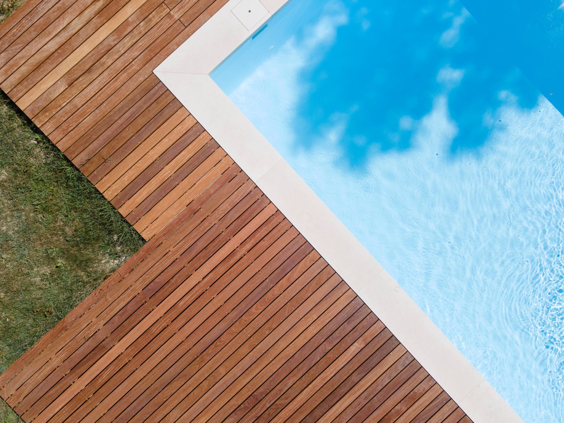 Une vue aérienne d'une terrasse en bois à côté d'une piscine.
