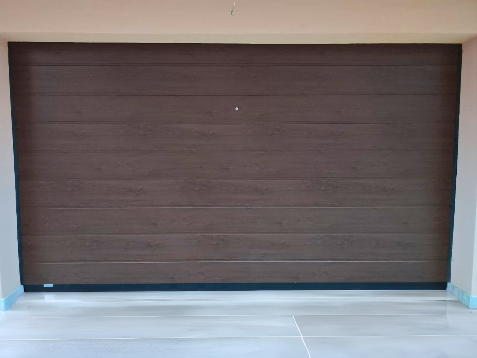 Porta sezionale da garage effetto legno scuro rettangolare - D'Aversa Ettore Srl Frosinone