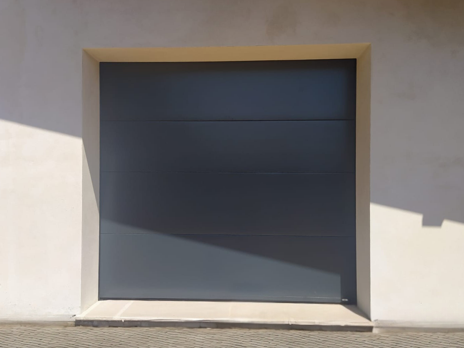 Porta sezionale grigio scuro - D'Aversa Ettore Srl Frosinone