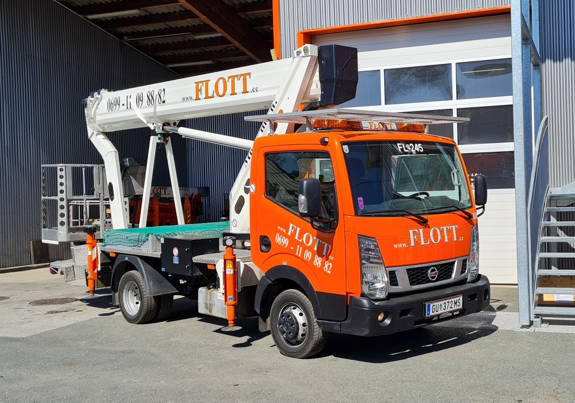 Ein orange-weißer FLOTL-Hubarbeitsbühnenwagen parkt vor einem Gebäude.