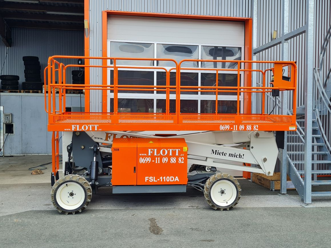 Orange Flott-Hebebühne vor einem Gebäude mit geschlossenem Garagentor.