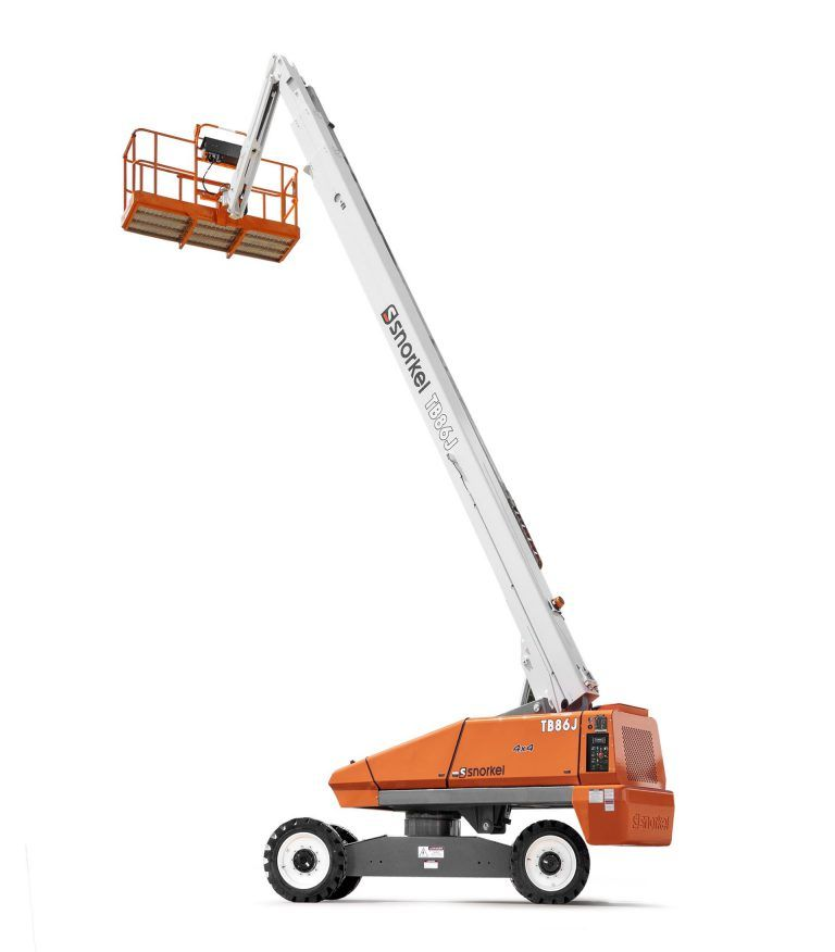 Orange-weiße Teleskoparbeitsbühne mit erhöhter Plattform.