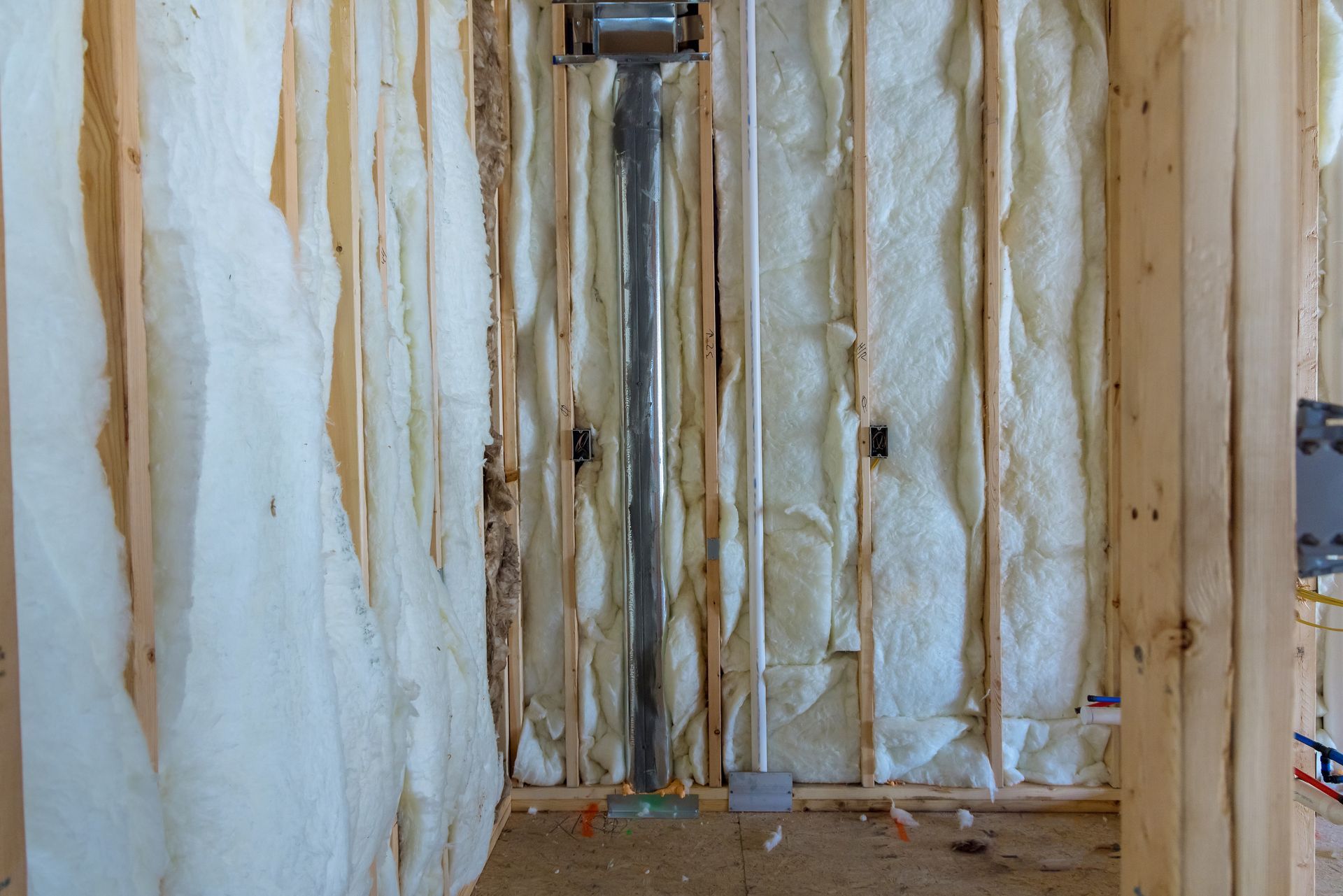 A room with a pipe coming out of the wall.