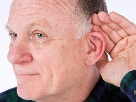 uomo con problemi d'udito