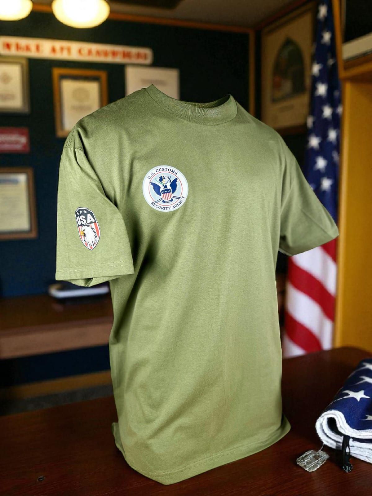 Camiseta verde oliva con emblemas oficiales