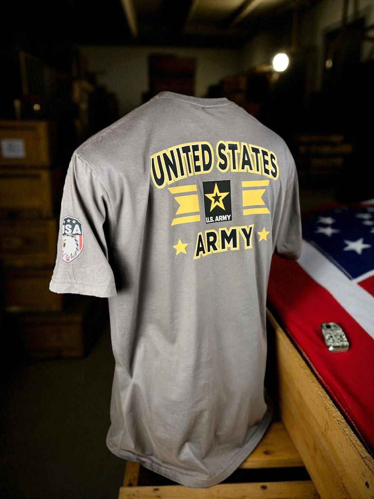 Hombre vestido con una camiseta del ejército de EE. UU.