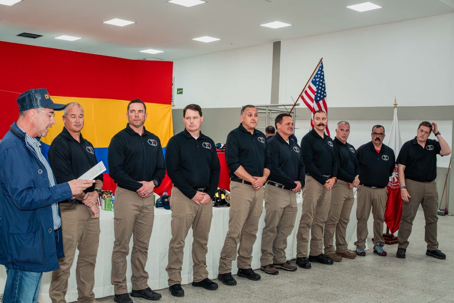 Mujer subiendo corriendo unos escalones de hormigón, con chaqueta rosa y mallas estampadas.