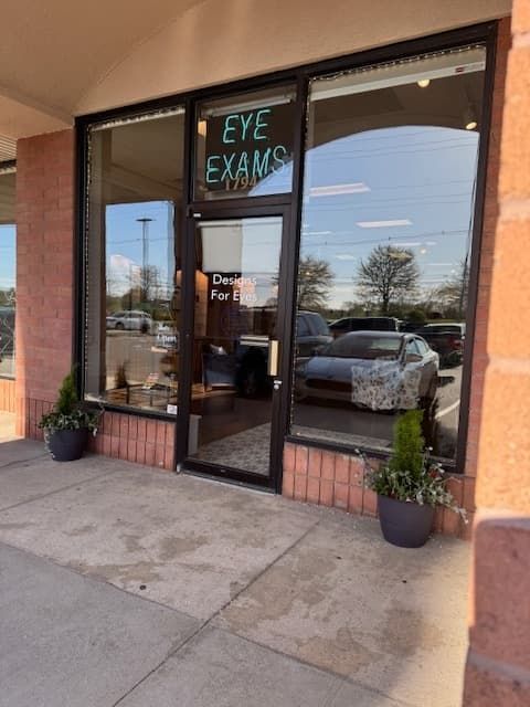 A store front with a sign that says eye exams
