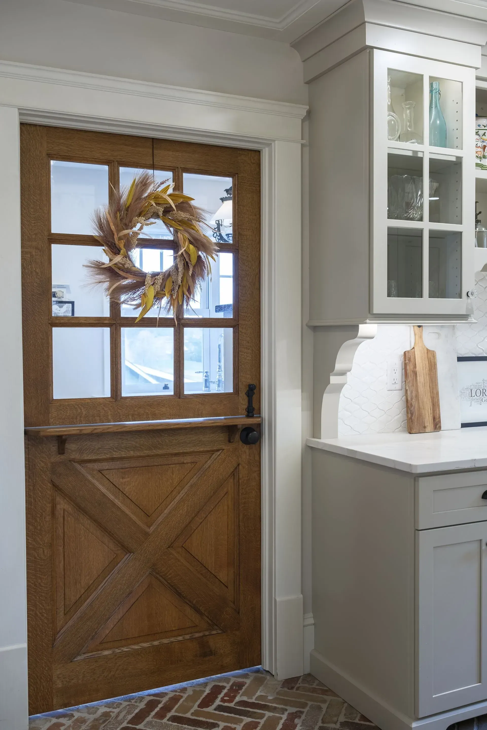 Custom Drop Zone Ideas Without a Full Mudroom | ASRD