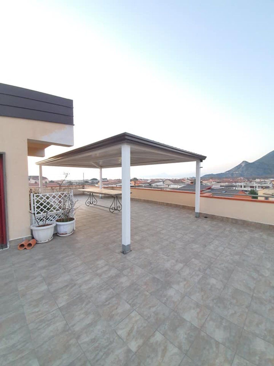 Copertura metallica su terrazzo