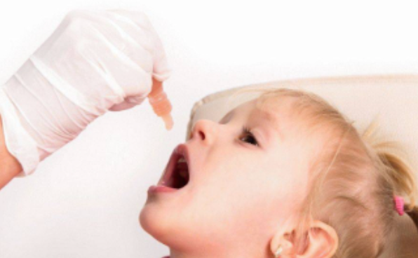 Criança recebendo vacina sublingual para rinite.