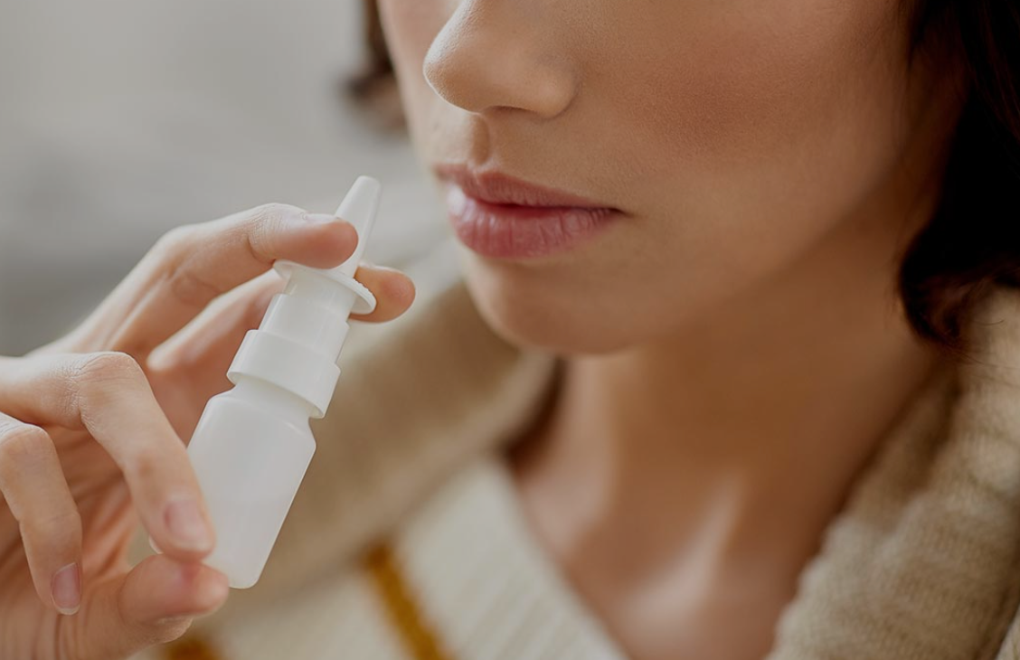 paciente usa spray nasal continuamente na rinite alérgica
