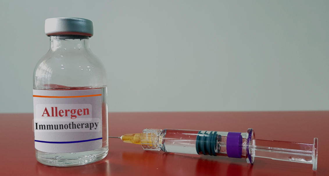 Vacina para alergia: seringa e frasco representando o tratamento imunoterápico.
