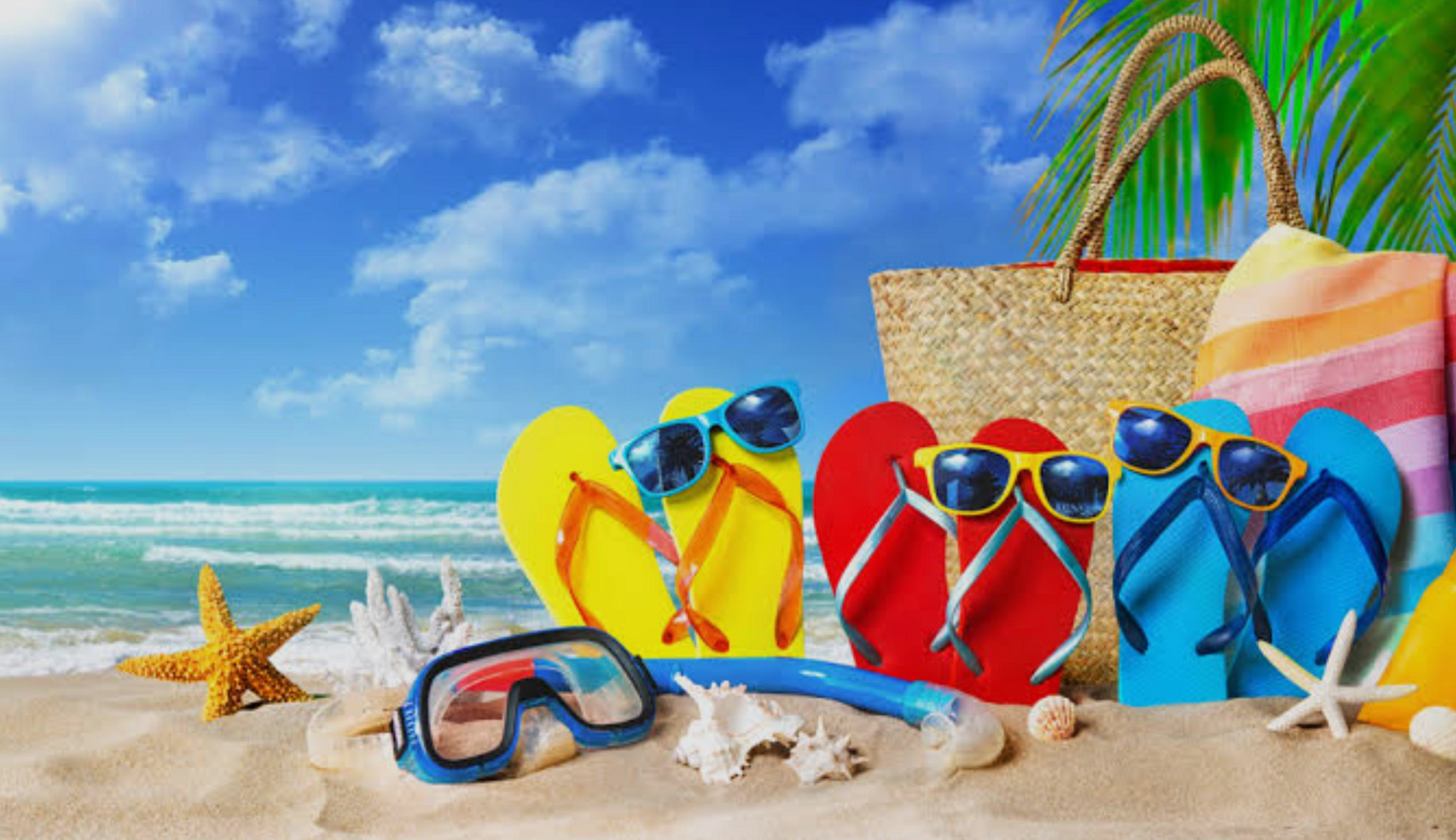 Chinelos na areia da praia com coqueiro e estrelas-do-mar, representando o clima de verão e cuidados