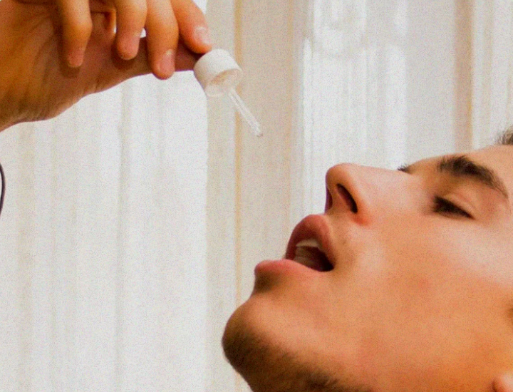 Paciente usando vacina sublingual para rinite alérgica.