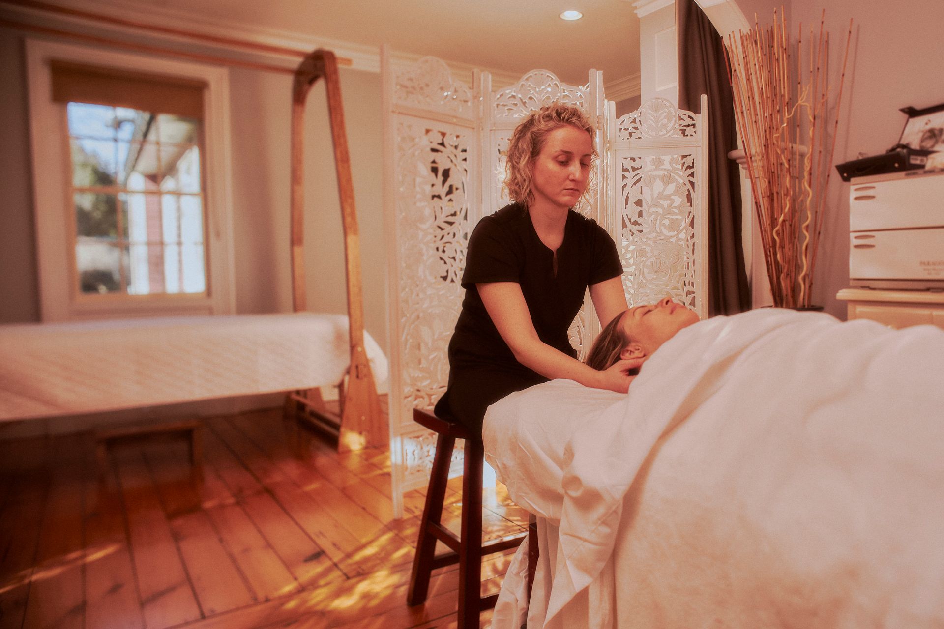 A woman is giving a man a massage in a spa.