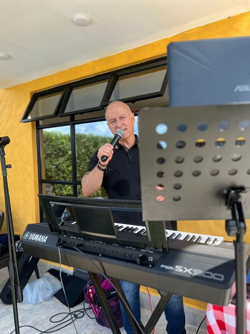 Carlos Echavarria cantante